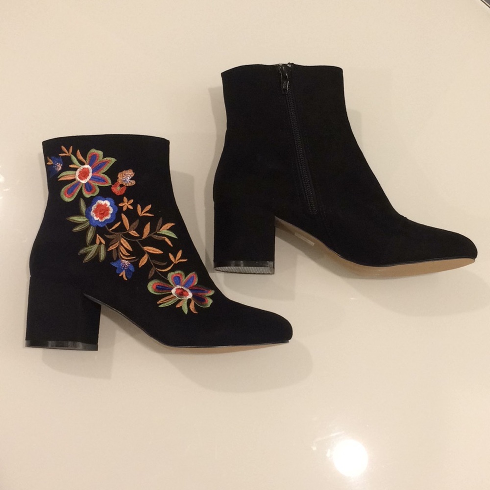24 hour sale ALDO BLK embroidered ankle booties